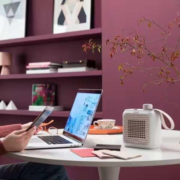 ⁦دفاية بمروحة ديلونجي Capsule Desk Ceramic، بقوة 360 وات، بينك - HFX10B03.PK⁩ - الصورة ⁦5⁩