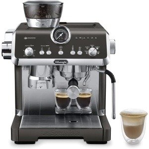 ماكينة صنع قهوة الإسبريسو اليدوية ديلونجي لا سبيشيالستا أوبرا EC9555.BK، مزودة بمحطة ضغط ذكية، 15 إعدادًا للطحن، وخاصية التخمير البارد، وعصا بخار لاتيه آرت، مع إبريق رغوة الحليب، لون أسود (ضمان دولي)